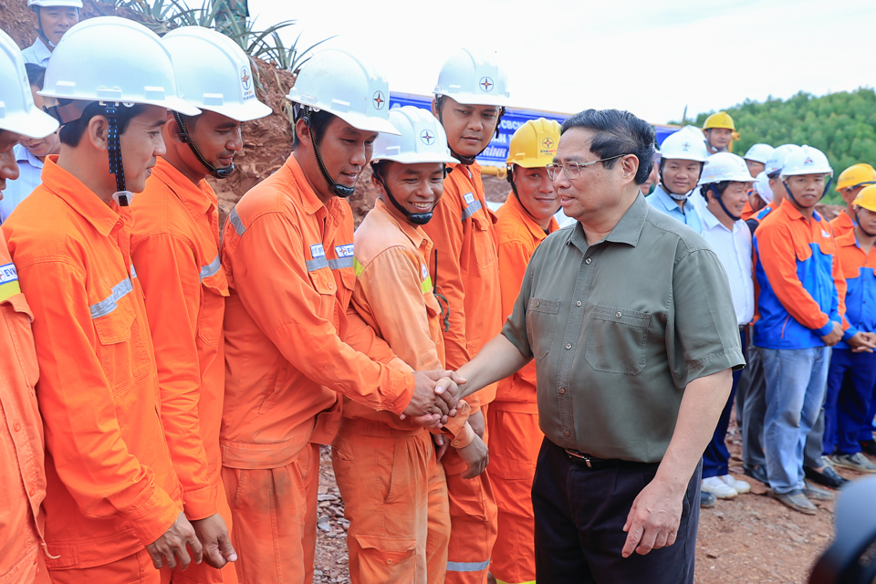 Thủ tướng Chính phủ Phạm Minh Chính động viên lực lượng thi công dựng cột VT22 - đường dây 500kV mạch 3. Ảnh: Dương Giang