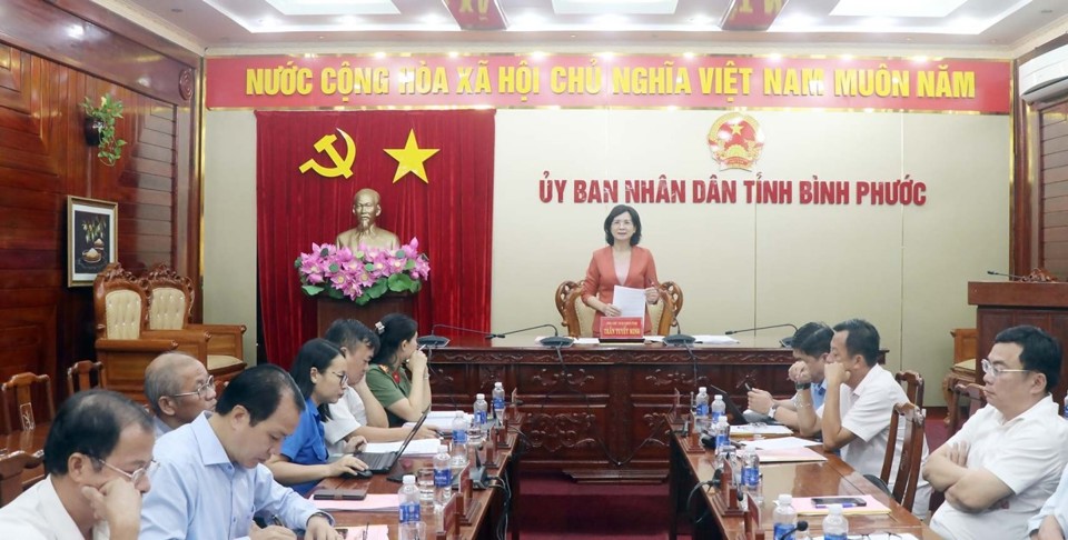 B&agrave; Trần Tuyết Minh, Ủy vi&ecirc;n Ban Thường vụ Tỉnh ủy, Ph&oacute; Chủ tịch UBND tỉnh B&igrave;nh Phước, Trưởng ban Chỉ đạo kỳ thi tốt nghiệp THPT năm 2024 tỉnh chủ tr&igrave; một cuộc họp về c&ocirc;ng t&aacute;c chuẩn bị cho kỳ thi. Ảnh: BTC