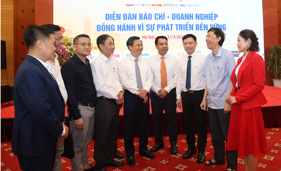 Ph&oacute; Chủ tịch UBND TP H&agrave; Nội H&agrave; Minh Hải với c&aacute;c đại biểu tại Diễn đ&agrave;n&ldquo;B&aacute;o ch&iacute; - Doanh nghiệp đồng h&agrave;nh v&igrave; sự ph&aacute;t triển bền vững&rdquo; năm 2024 do B&aacute;o Kinh tế &amp; Đ&ocirc; thị tổ chức ng&agrave;y 31/5. Ảnh: Thanh Hải