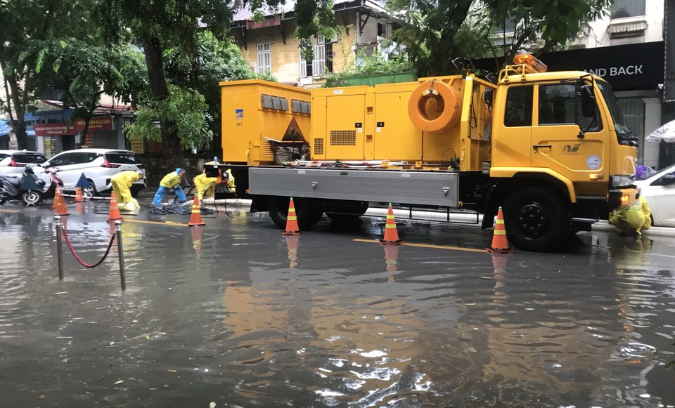 Ngay từ 4 giờ 30, h&agrave;ng trăm c&ocirc;ng nh&acirc;n tho&aacute;t nước đ&atilde; được huy động l&agrave;m nhiệm vụ.