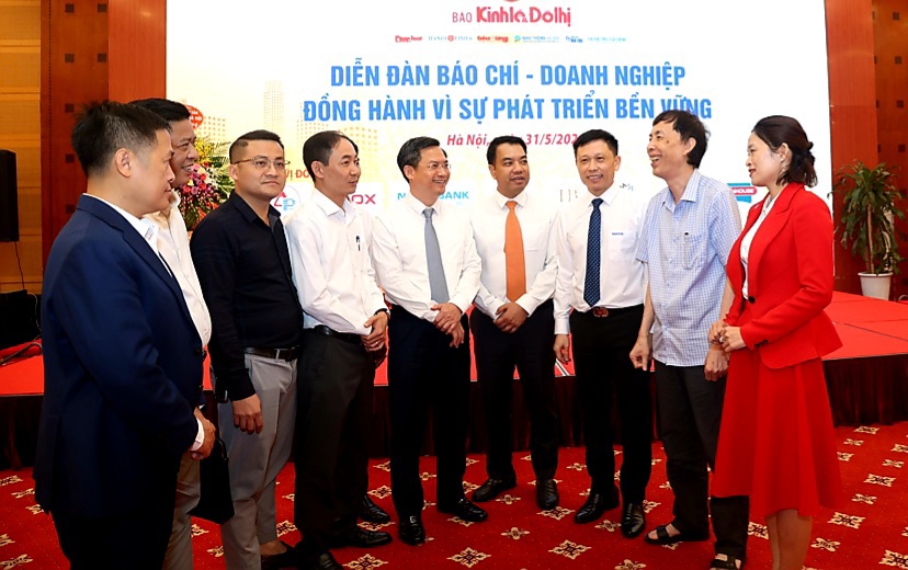 Ph&oacute; Chủ tịch UBND TP H&agrave; Nội H&agrave; Minh Hải với c&aacute;c đại biểu tại Diễn đ&agrave;n &ldquo;B&aacute;o ch&iacute; - Doanh nghiệp đồng h&agrave;nh v&igrave; sự ph&aacute;t triển bền vững&rdquo; năm 2024 do B&aacute;o Kinh tế &amp; Đ&ocirc; thị tổ chức ng&agrave;y 31/5. Ảnh: Thanh Hải