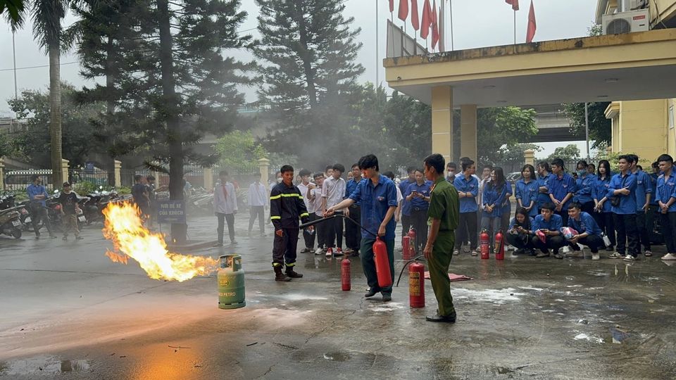 Thanh ni&ecirc;n phường Ho&agrave;ng Liệt triển khai thực hiện nghị quyết chuy&ecirc;n đề PCCC&nbsp; &amp; CHCN h&egrave; 2024. Ảnh HM