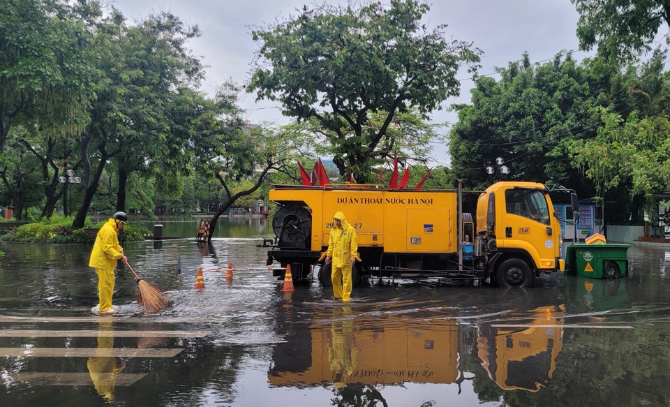 C&ocirc;ng nh&acirc;n tho&aacute;t nước ứng trực l&agrave;m nhiệm vụ đẩy nhanh tốc độ ti&ecirc;u tho&aacute;t nước tại c&aacute;c điểm n&oacute;ng.