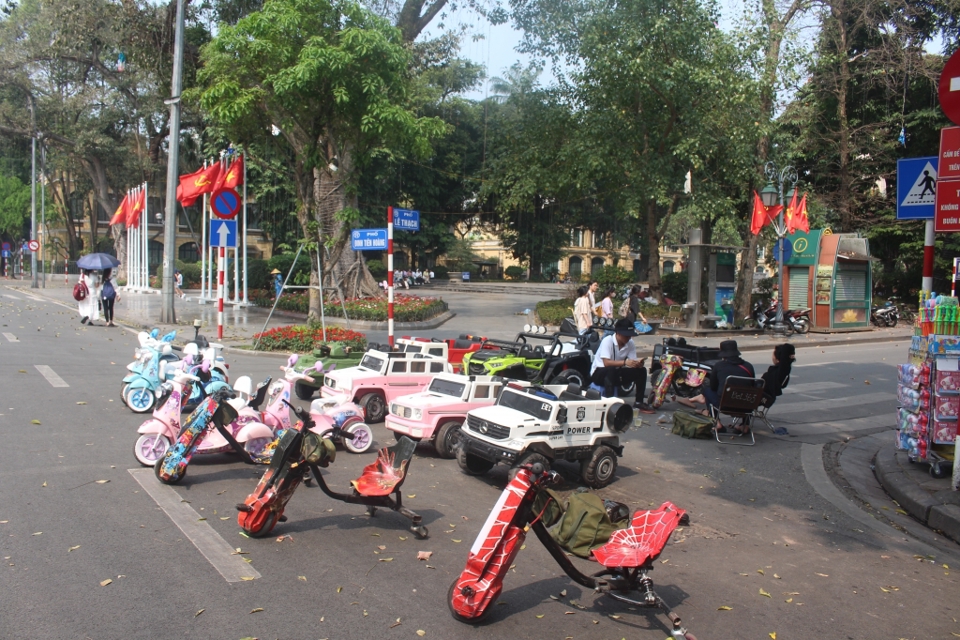 Một g&oacute;c phố Đinh Ti&ecirc;n Ho&agrave;ng &ndash; L&ecirc; Thạch c&aacute;c hộ kinh doanh xe điện trẻ em tr&agrave;n xuống l&ograve;ng phố đi bộ. Ảnh: Mộc Mi&ecirc;n