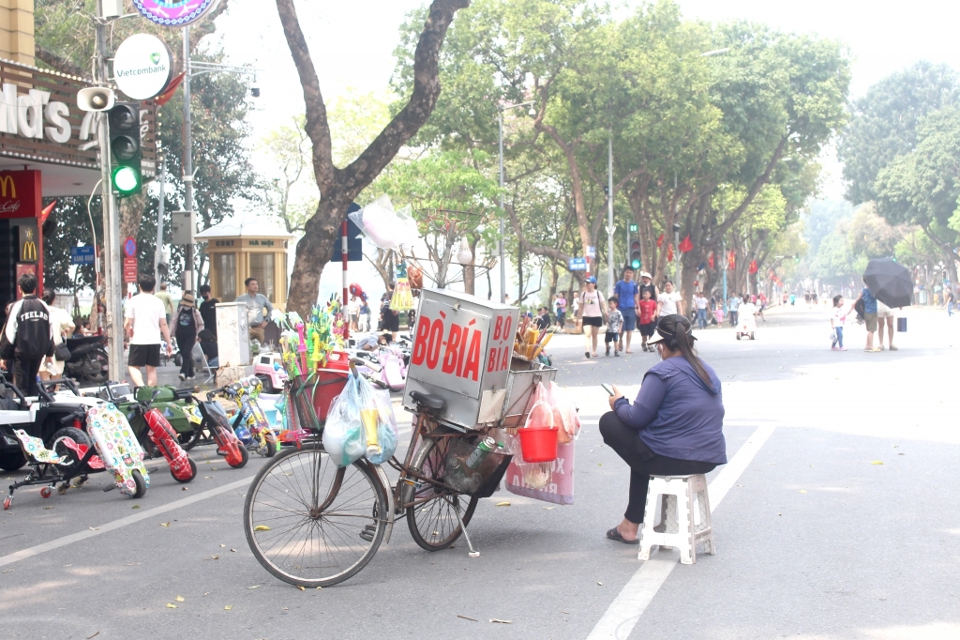 H&igrave;nh ảnh xe b&aacute;n h&agrave;ng rong ngồi giữa l&ograve;ng phố khi vắng b&oacute;ng lực lượng chức năng