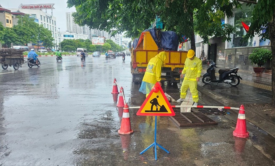 Hiện tại, c&ocirc;ng nh&acirc;n tho&aacute;t nước tiếp tục ứng trực vớt r&aacute;c tại miệng thu tr&ecirc;n to&agrave;n địa b&agrave;n quản l&yacute; v&agrave; vận h&agrave;nh hợp l&yacute; c&aacute;c trạm bơm Y&ecirc;n Sở, Đồng B&ocirc;ng 1, Đồng B&ocirc;ng 2, Cổ Nhuế... đảm bảo khả năng ti&ecirc;u tho&aacute;t nước, sẵn s&agrave;ng ứng ph&oacute; với c&aacute;c trận mưa tiếp theo