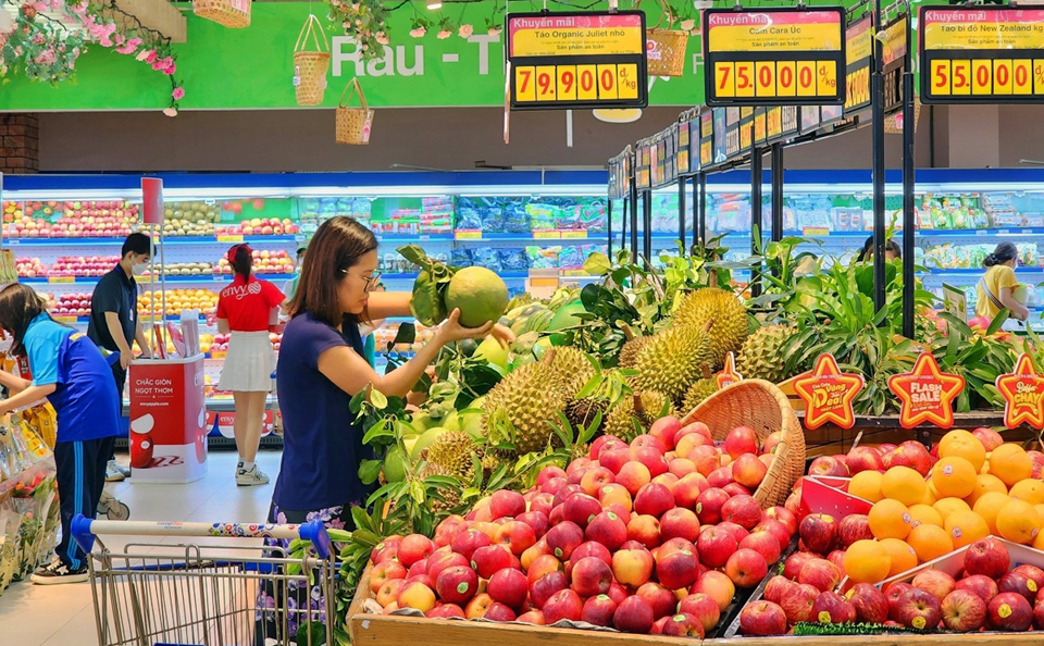 Si&ecirc;u thị Co.op Mart giảm gi&aacute; sản phẩm trong kỳ nghỉ lễ năm 2024. Ảnh: Ho&agrave;i Nam