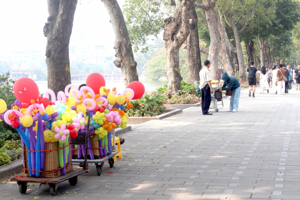 Người b&aacute;n h&agrave;ng rong dừng đỗ ph&iacute;a ngo&agrave;i tuyến phố đi bộ hồ Ho&agrave;n Kiếm. (Ảnh: Mộc Mi&ecirc;n)