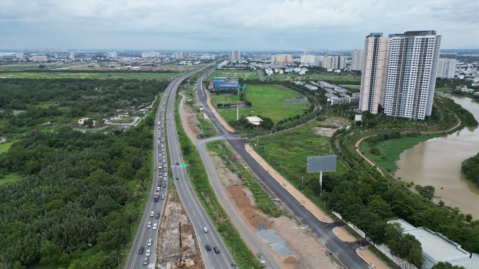 Đường dẫn cao tốc TP Hồ Ch&iacute; Minh - Long Th&agrave;nh - Dầu Gi&acirc;y, đoạn từ n&uacute;t giao th&ocirc;ng An Ph&uacute; đến V&agrave;nh đai 2 đi qua phường An Ph&uacute; v&agrave; phường B&igrave;nh Trưng Đ&ocirc;ng, TP Thủ Đức.