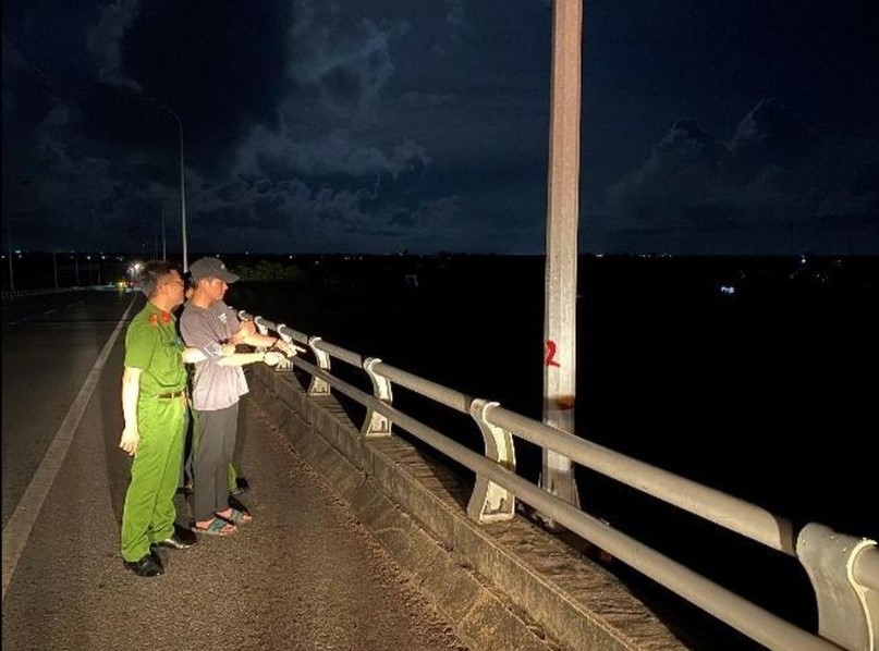 Tr&ecirc;n đường di chuyển, đối tượng thay đổi quần &aacute;o v&agrave; n&eacute;m xuống s&ocirc;ng đoạn qua cầu Chanh nối huyện Vĩnh Bảo, TP Hải Ph&ograve;ng với huyện Ninh Giang, tỉnh Hải Dương.