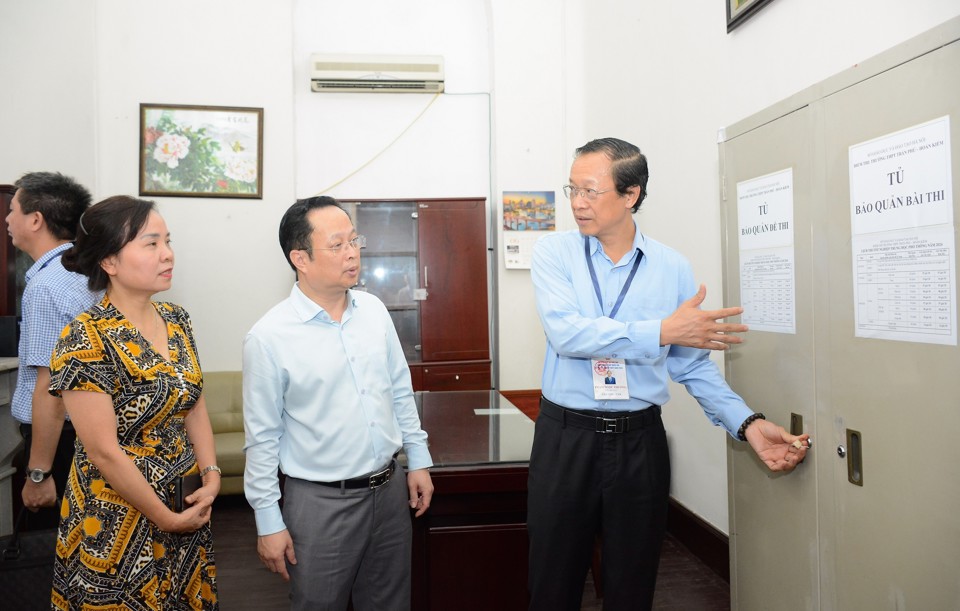 Thứ trưởng Bộ GD&ĐT Phạm Ngọc Thưởng kiểm tra công tác chuẩn bị kỳ thi tại Hà Nội