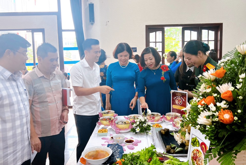 Ban Gi&aacute;m khảo chấm điểm c&aacute;c m&oacute;n ăn tại hội thi nấu ăn.