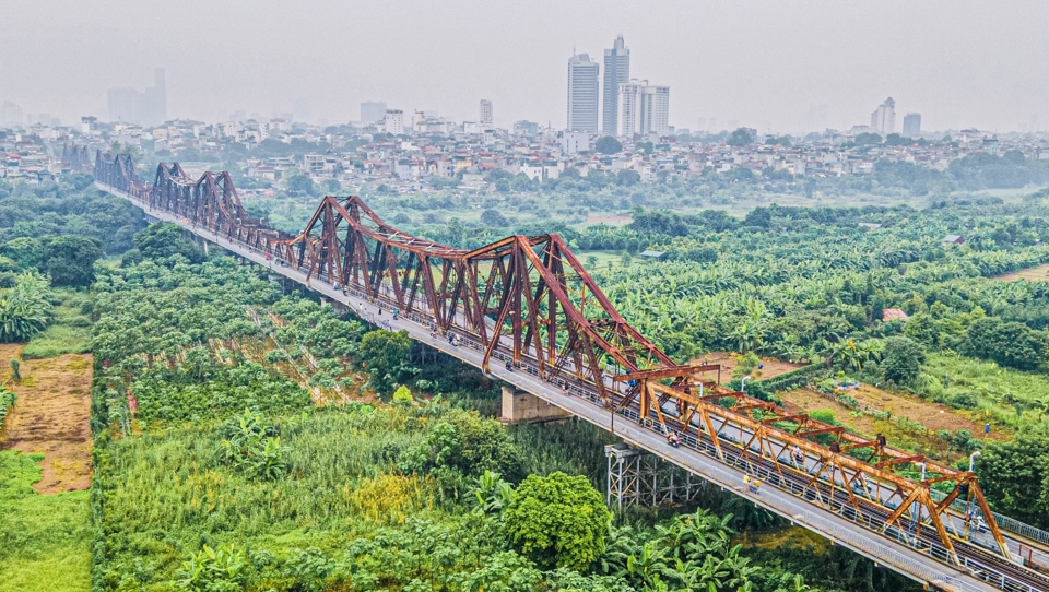 Cầu Long Bi&ecirc;n l&agrave; c&acirc;y cầu mang t&iacute;nh biểu tượng gắn liền với lịch sử ph&aacute;t triển của H&agrave; Nội. Ảnh: Q.H