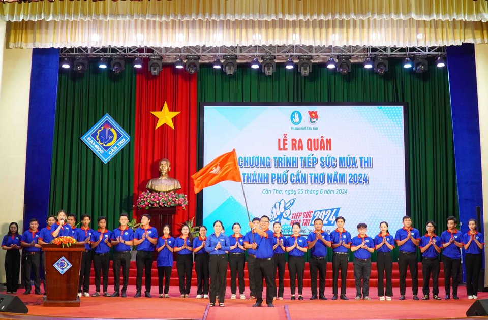 Chương tr&igrave;nh "Tiếp sức m&ugrave;a thi" năm 2024 triển khai tại 25/25 điểm thi tr&ecirc;n địa b&agrave;n th&agrave;nh phố với hơn 800 đo&agrave;n vi&ecirc;n thanh ni&ecirc;n tham gia l&agrave;m nhiệm vụ hỗ trợ.