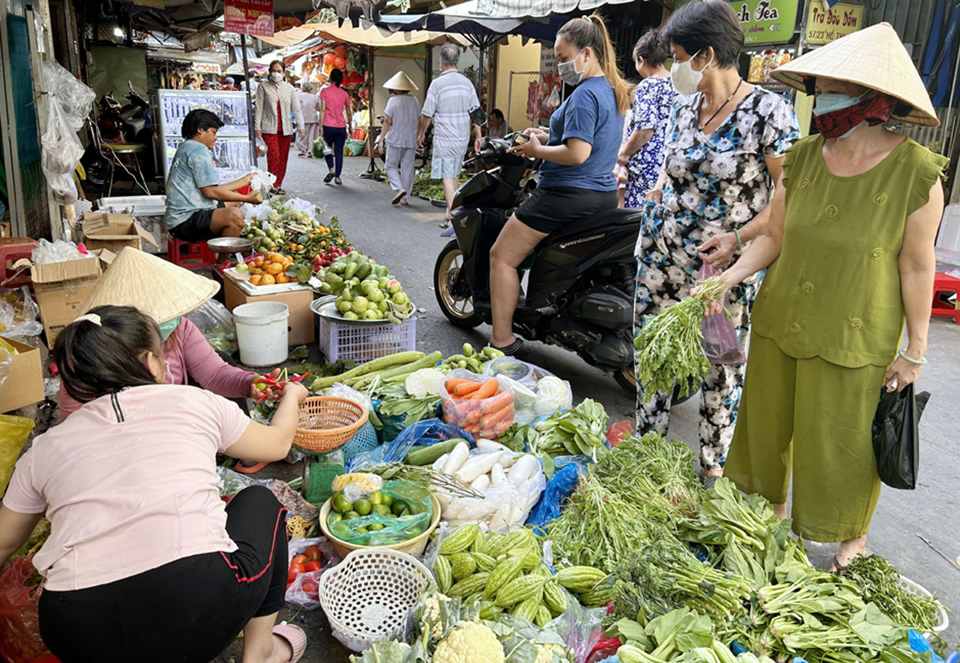 Người ti&ecirc;u d&ugrave;ng mua thực phẩm tại hệ thống chợ truyền thống. Ảnh: Ho&agrave;i Nam