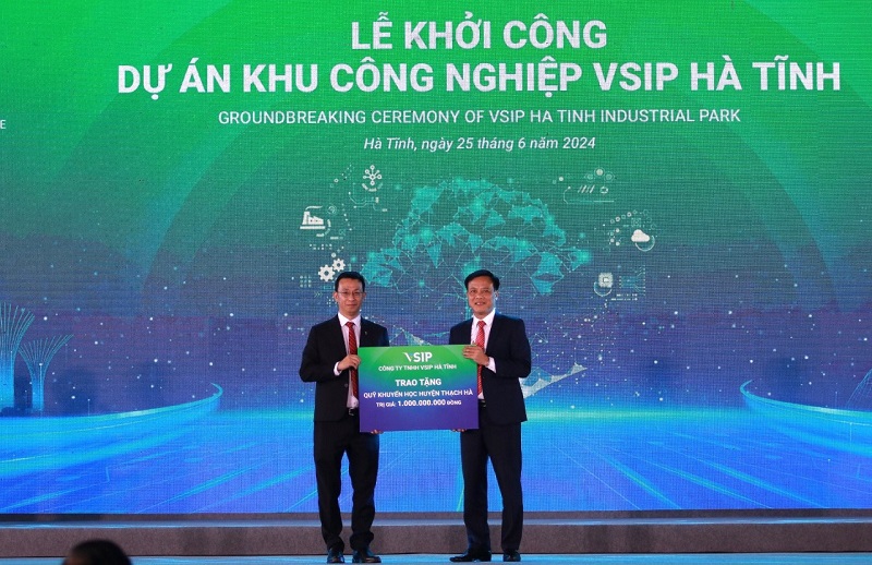 Nh&acirc;n dịp n&agrave;y, C&ocirc;ng ty TNHH VSIP H&agrave; Tĩnh trao tặng Qũy khuyến học huyện Thạch H&agrave; 1 tỷ đồng