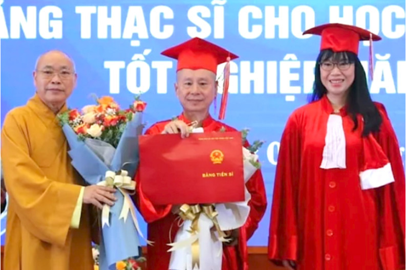 Ông Thích Chân Quang (giữa) nhận Bằng tiến sĩ của Trường ĐH Luật Hà Nội (Ảnh tư liệu).