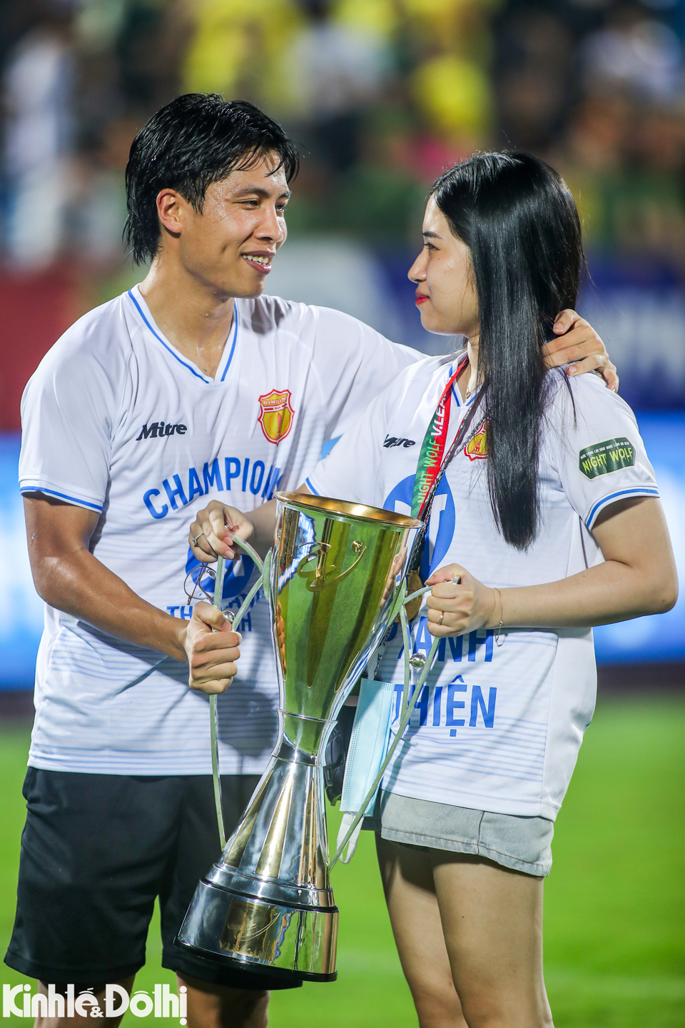 Nhiều cầu thủ của Nam Định ăn mừng c&ugrave;ng người th&acirc;n sau khi gi&agrave;nh chức v&ocirc; địch V-League 2023/2024.