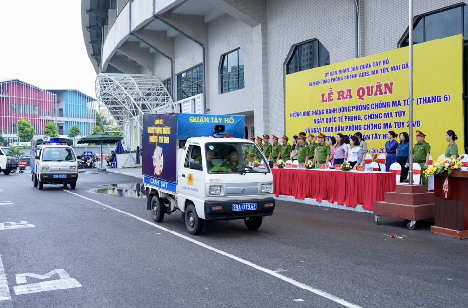 Lực lượng chức năng ra qu&acirc;n tuy&ecirc;n truyền ph&ograve;ng chống ma tu&yacute;.