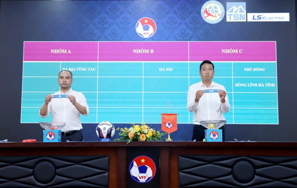 12 đội b&oacute;ng tranh t&agrave;i ở Giải b&oacute;ng đ&aacute; U17 quốc gia năm 2024.