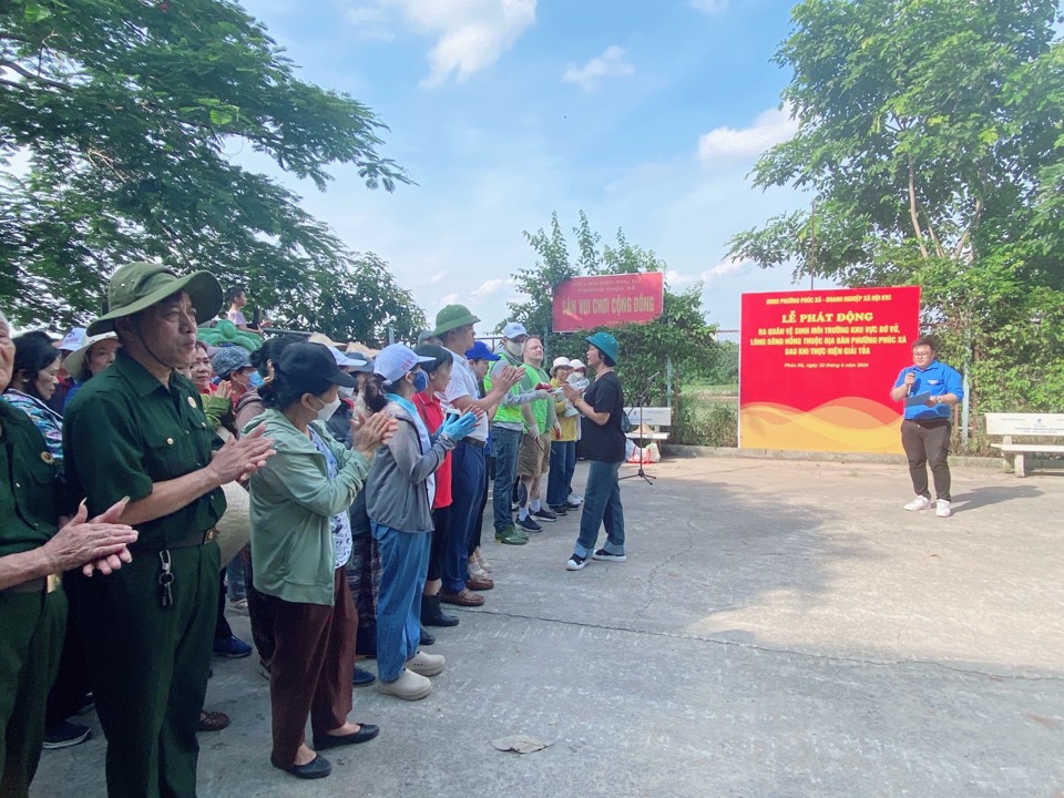 Phường Ph&uacute;c X&aacute; ph&aacute;t động giải tỏa lấn chiếm, thu dọn phế thải đổ trộm tại bờ vở, b&atilde;i ven s&ocirc;ng Hồng.&nbsp;