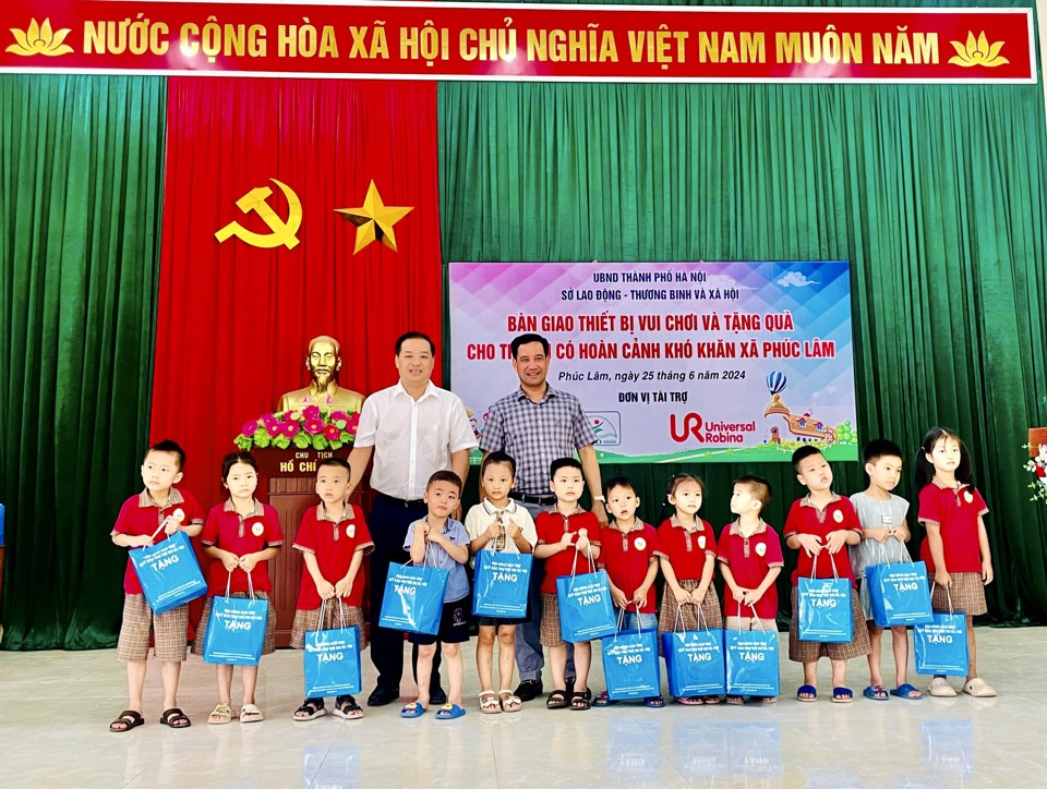 Ph&oacute; Gi&aacute;m đốc Sở LĐTB&amp;XH H&agrave; Nội Đinh Hồng Phong v&agrave; Gi&aacute;m đốc C&ocirc;ng ty CP Thiết bị v&agrave; Đồ chơi B&igrave;nh Dương Nguyễn Văn Học tặng qu&agrave; cho trẻ em.