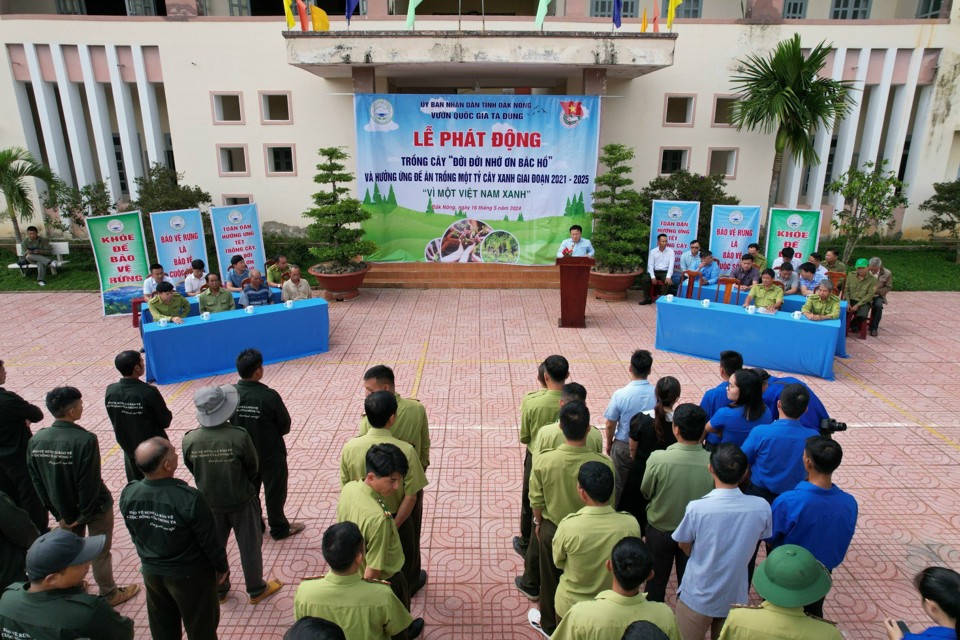 Ban Quản l&yacute; vườn quốc gia T&agrave; Đ&ugrave;ng ph&aacute;t động Tết trồng c&acirc;y &ldquo;Đời đời nhớ ơn B&aacute;c Hồ&rdquo;.