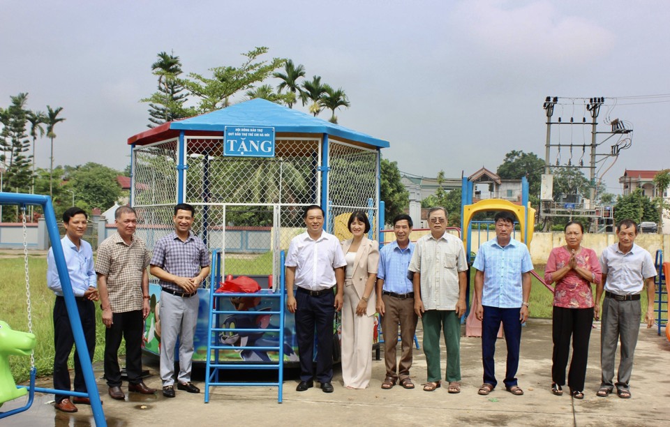 L&atilde;nh đạo Sở LĐTB&amp;XH H&agrave; Nội v&agrave; nh&agrave; t&agrave;i trợ b&agrave;n giao thiết bị vui chơi tại x&atilde; Bột Xuy&ecirc;n, huyện Mỹ Đức.&nbsp;