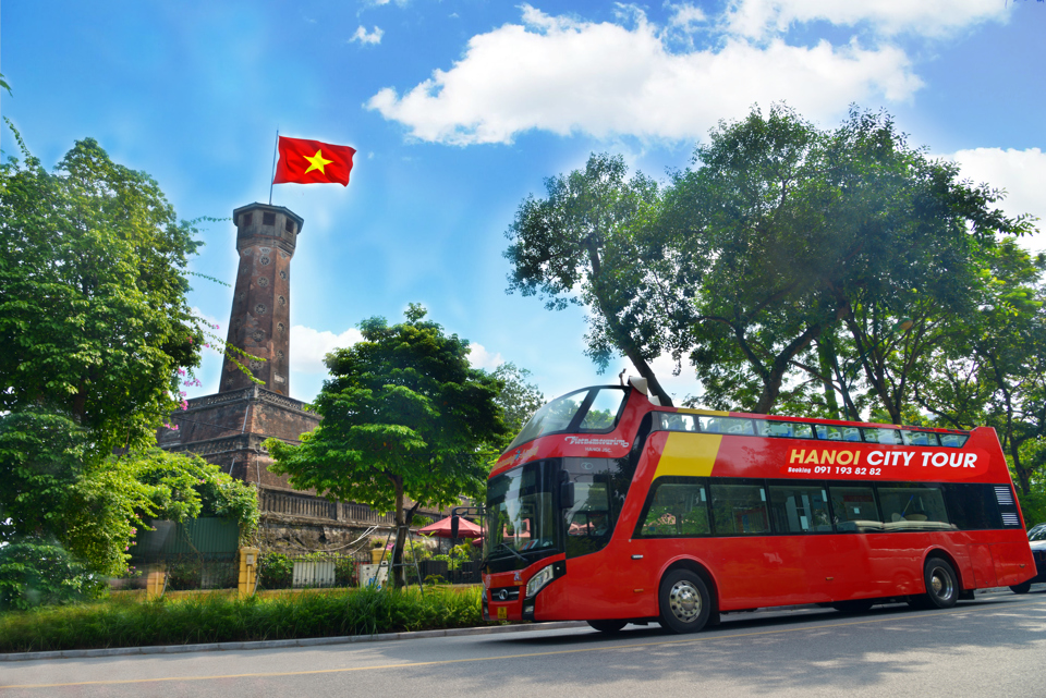 Tour du lịch bằng xe buýt 2 tầng tại Hà Nội. Ảnh: Phạm Hùng