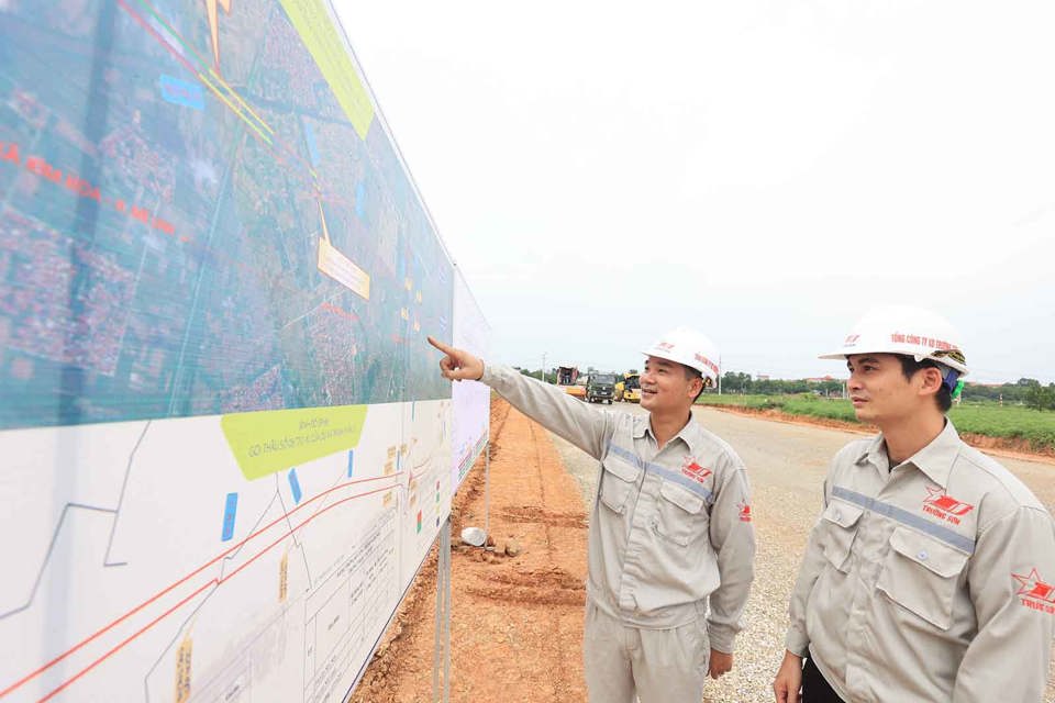 Đại diện Tổng C&ocirc;ng ty X&acirc;y dựng Trường Sơn (đơn vị thi c&ocirc;ng) cho biết, g&oacute;i thầu do nh&agrave; thầu phụ tr&aacute;ch triển khai x&acirc;y dựng 13 km, tr&ecirc;n tuyến c&oacute; 3 c&acirc;y cầu. Hiện tại, nh&agrave; thầu triển khai 5 mũi thi c&ocirc;ng đường, 6 mũi thi c&ocirc;ng cầu. Tổng thể g&oacute;i thầu do nh&agrave; thầu phụ tr&aacute;ch đến nay đ&atilde; ho&agrave;n th&agrave;nh khoảng 35% theo hợp đồng k&yacute; kết với chủ đầu tư.