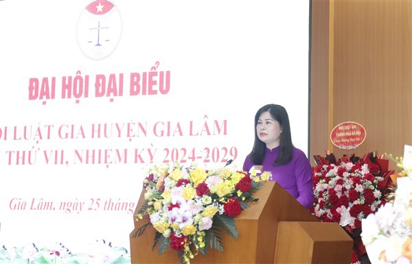 Chủ tịch UBND huyện Gia L&acirc;m Đặng Thị Huyền ph&aacute;t biểu chỉ đạo tại Đại hội.