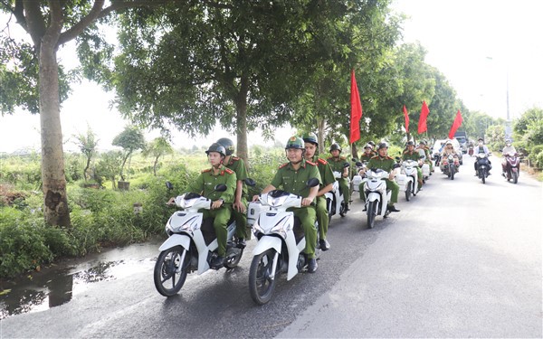 C&aacute;c lực lượng ra qu&acirc;n sau lễ ph&aacute;t động.