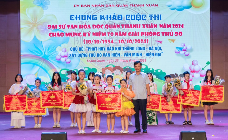 Ph&oacute; Chủ tịch UBND quận Thanh Xu&acirc;n Đặng Kh&aacute;nh H&ograve;a - Trưởng Ban Tổ chức cuộc thi trao giải cho c&aacute;c đội thi