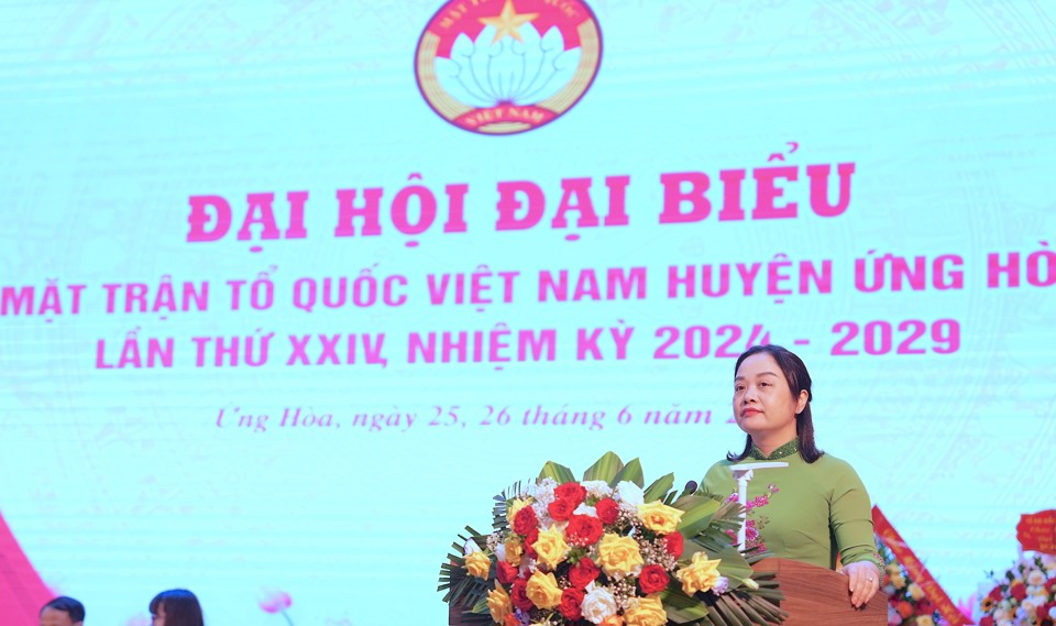 B&iacute; thư Huyện ủy Ứng Ho&agrave; B&ugrave;i Thị Thu Hiền ph&aacute;t biểu tại Đại hội. Ảnh: Lại Tấn