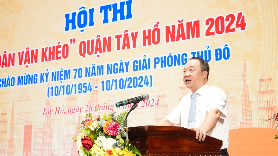 Ph&oacute; B&iacute; thư Thường trực Quận uỷ T&acirc;y Hồ Nguyễn L&ecirc; Ho&agrave;ng ph&aacute;t biểu tại hội thi.