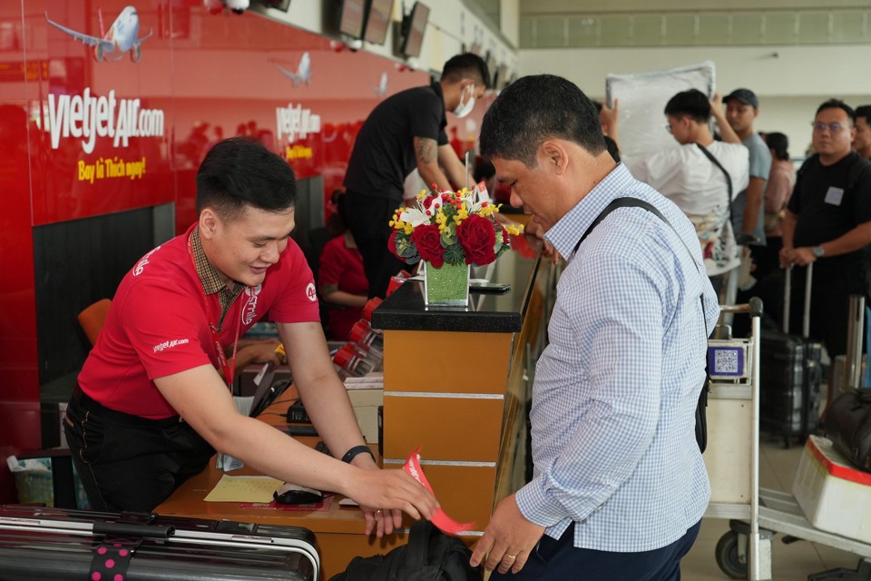 Giá vé máy bay nội địa tăng cao đã ảnh hưởng không nhỏ đến thị trường du lịch trong nước. Ảnh: Trần Dũng