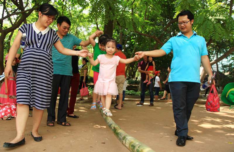 C&aacute;c th&agrave;nh vi&ecirc;n trong gia đ&igrave;nh cần d&agrave;nh nhiều thời gian cho nhau. Ảnh: C&ocirc;ng H&ugrave;ng