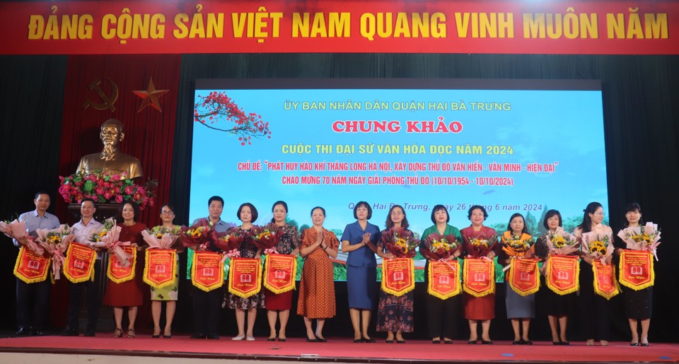 L&atilde;nh đạo Thư viện H&agrave; Nội v&agrave; l&atilde;nh đạo UBND Quận Hai B&agrave; Trưng trao Cờ lưu niệm cho c&aacute;c đội thi