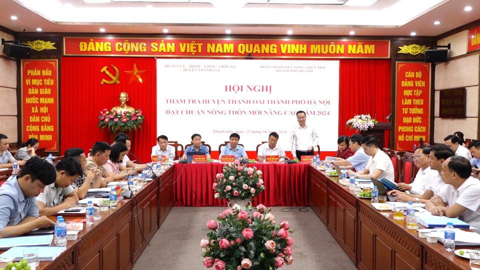 Chủ tịch UBND huyện Thanh Oai B&ugrave;i Văn S&aacute;ng tiếp thu &yacute; kiến đ&oacute;ng g&oacute;p.