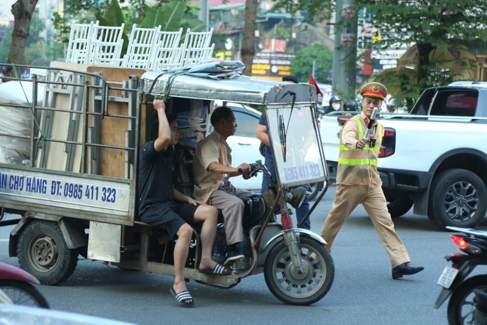 Lực lượng CSGT dừng phương tiện tự chế tr&ecirc;n phố X&atilde; Đ&agrave;n.