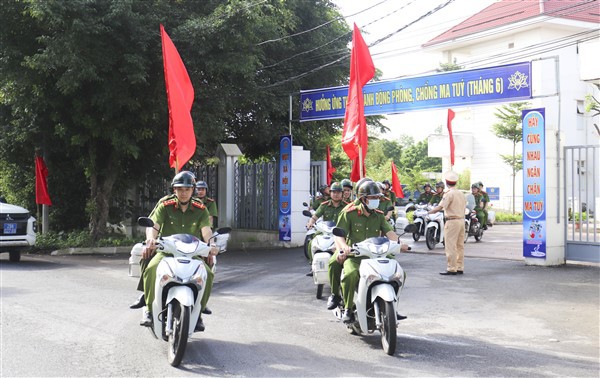 C&aacute;c lực lượng ra qu&acirc;n sau lễ ph&aacute;t động.