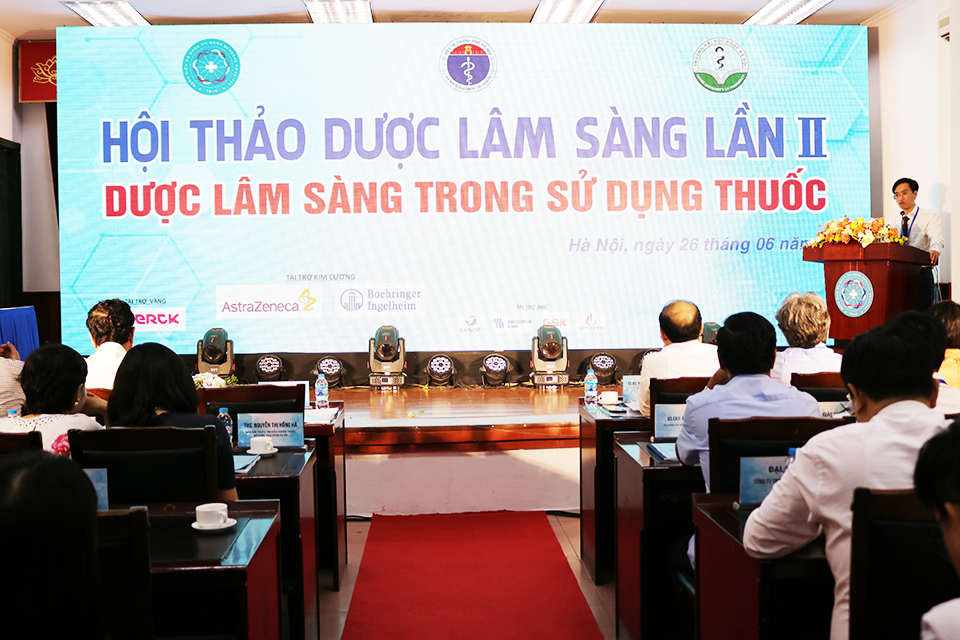 TS Nguyễn Th&agrave;nh Vinh - Gi&aacute;m đốc Bệnh viện Đa khoa H&agrave; Đ&ocirc;ng với b&agrave;i tr&igrave;nh b&agrave;y về kết quả hợp t&aacute;c Sở - Trường.