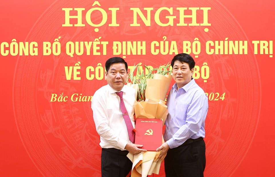 Đồng ch&iacute; Lương Cường - Ủy vi&ecirc;n Bộ Ch&iacute;nh trị, Thường trực Ban B&iacute; thư trao quyết định v&agrave; tặng hoa ch&uacute;c mừng&nbsp;đồng ch&iacute; Nguyễn Văn Gấu - t&acirc;n B&iacute; thư Tỉnh ủy Bắc Giang.