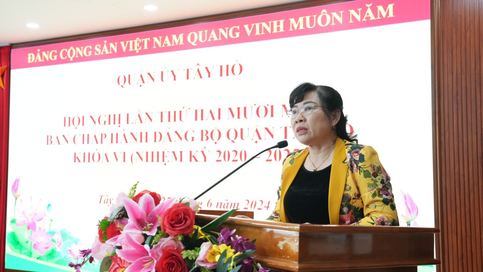 Trưởng Ban Tuy&ecirc;n gi&aacute;o Quận uỷ T&acirc;y Hồ Trần Thị Thu Hường tr&igrave;nh b&agrave;y b&aacute;o c&aacute;o xin &yacute; kiến về phương ch&acirc;m, chủ đề Đại hội Đảng bộ quận kho&aacute; VII nhiệm kỳ 2025 - 2030.