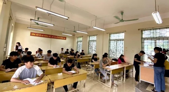 Các thí sinh tại điểm thi Trường THPT Quyết Thắng, xã Thượng Cốc (Lạc Sơn) làm thủ tục dự thi.