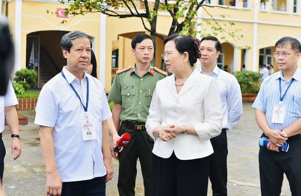 B&iacute; thư Tỉnh uỷ H&agrave; Nam L&ecirc; Thị Thuỷ trao đổi với Bộ trưởng Nguyễn Kim Sơn về c&ocirc;ng t&aacute;c chuẩn bị cho Kỳ thi tốt nghiệp THPT năm 2024 của địa phương. Ảnh: Tuyết Nhi