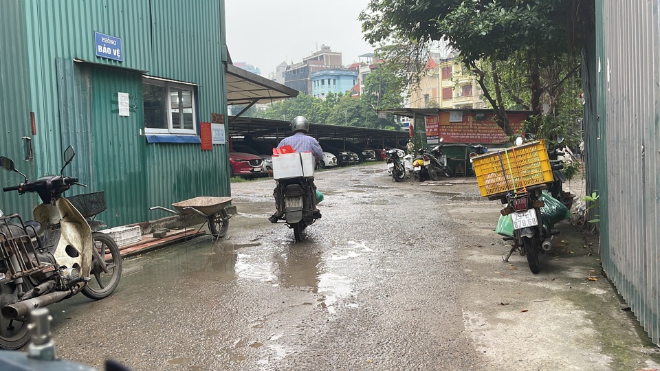 Bãi xe này từng bị UBND quận Đống Đa tiến hành giải tỏa vì tiềm ẩn nhiều rủi ro về hỏa hoạn. Ảnh: Công Trình