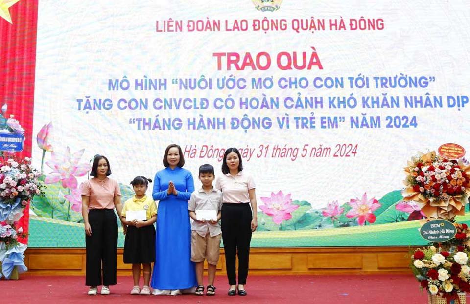 Li&ecirc;n đo&agrave;n Lao động quận tặng 2 suất qu&agrave; cho trẻ em c&oacute; ho&agrave;n cảnh kh&oacute; khăn v&agrave; dự kiến gi&uacute;p đỡ c&aacute;c em đến năm 18 tuổi.