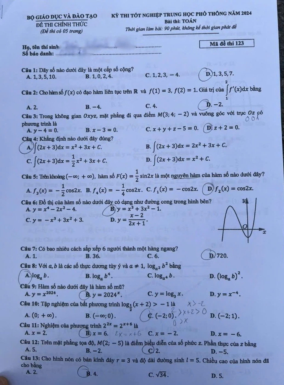 Đề toán phân loại cao, thí sinh tươi tỉnh rời khỏi phòng thi - Ảnh 1