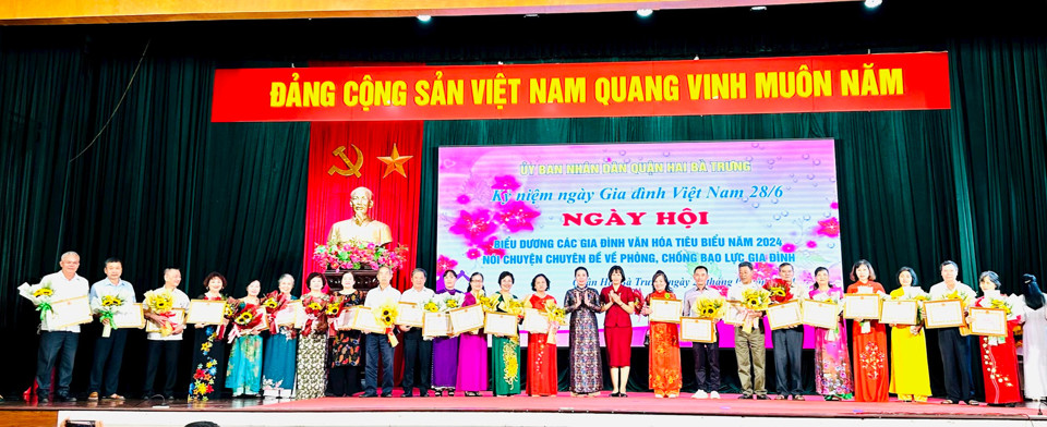 Ph&oacute; Gi&aacute;m đốc Sở Văn h&oacute;a v&agrave; Thể thao H&agrave; Nội Trần Thị V&acirc;n Anh v&agrave; Ph&oacute; Chủ tịch UBND Quận Hai B&agrave; Trưng Nguyễn Thị Thu Hiền tặng Giấy khen cho c&aacute;c Gia đ&igrave;nh văn h&oacute;a năm 2024